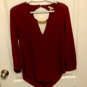 Lily White Womens Size M. Sheer polyester blouse. Wine with gold.